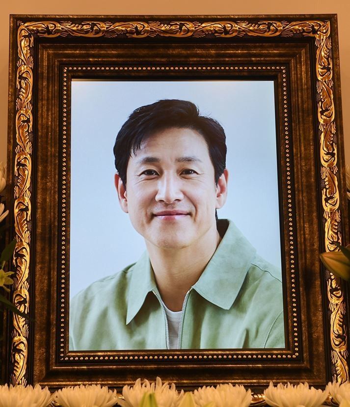 Lee Sun Kyun Foto Lee Sun Kyun di rumah duka, Rumah Sakit Seoul National University, pada Kamis (28/12/2023).
