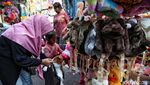 Libur Nataru, Yuk Berburu Mainan Anak di Pasar Asemka