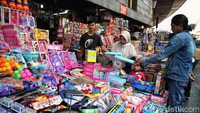 Harga yang lebih murah jadi penyebab Pasar Asemka diserbu warga.