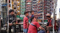 Bermacam mainan anak ada di sini, seperti mobil-mobilan, robot, boneka dan masih banyak lagi.