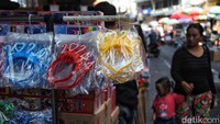 Pasar ini juga jadi tempat pedagang lain berburu mainan untuk dijual kembali.