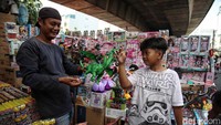 Selain mainan anak, kembang api untuk merayakan tahun baru juga dijual di tempat ini.