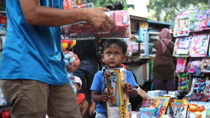 Pasar Asemka jadi destinasi favorit warga berburu mainan anak-anak. Saat libur Nataru ini, pasar ini diserbu warga yang akan belanja mainan anak.