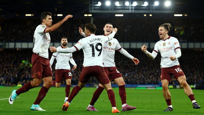 Soccer Football - Premier League - Everton v Manchester City - Goodison Park, Liverpool, Britain - December 27, 2023 Manchester Citys Julian Alvarez celebrates scoring their second goal with Rodri, Phil Foden and Jack Grealish REUTERS/Molly Darlington NO USE WITH UNAUTHORIZED AUDIO, VIDEO, DATA, FIXTURE LISTS, CLUB/LEAGUE LOGOS OR LIVE SERVICES. ONLINE IN-MATCH USE LIMITED TO 45 IMAGES, NO VIDEO EMULATION. NO USE IN BETTING, GAMES OR SINGLE CLUB/LEAGUE/PLAYER PUBLICATIONS.