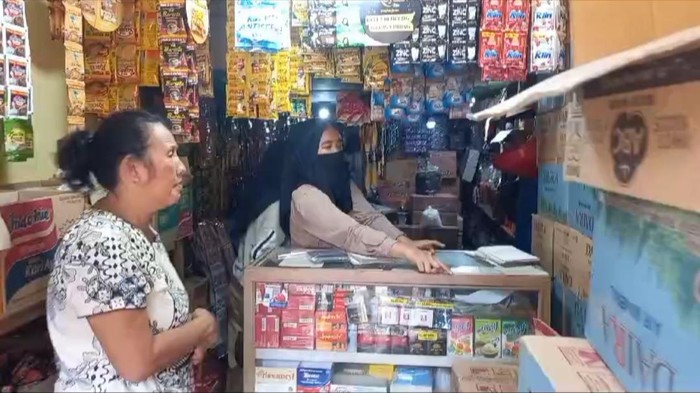 Lisjah menunjuk tempat pasutri mencuri beras di tokonya.