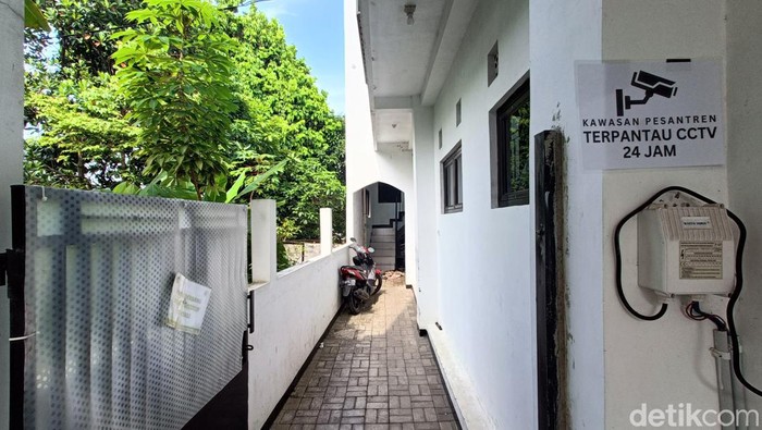 Lokasi parkir asrama putri ponpes di Desa Kutasari, Kecamatan Baturraden, Kabupaten Banyumas, Kamis (28/12/2023).