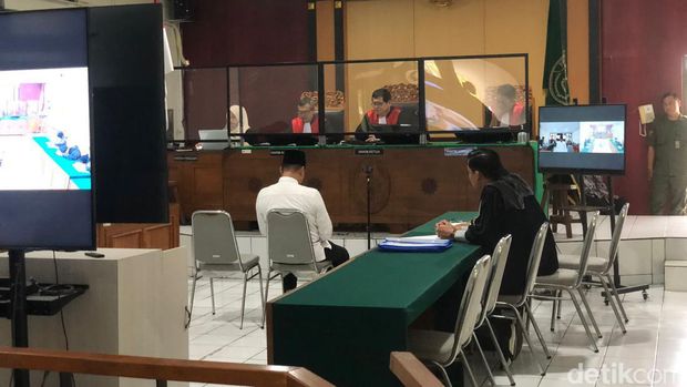 Lurah Caturtunggal, Agus Santoso, menjalani sidang vonis kasus mafia tanah kas desa (TKD), di Pengadilan Negeri (PN) Jogja, Kamis (28/12/2023).