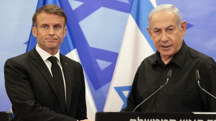 Israeli Prime Minister Benjamin Netanyahu (R) shakes hands with French President Emmanuel Macron (L) after their joint press conference in Jerusalem on October 24, 2023. Macrons visit comes more than two weeks after Hamas militants stormed into Israel from the Gaza Strip and killed at least 1,400 people, according to Israeli officials while Israel continues a relentless bombardment of the Gaza Strip and prepares for a ground offensive with more than 5,000 Palestinians, mainly civilians, killed so far across the Palestinian territory, according to the latest toll from the Hamas health ministry in Gaza. (Photo by Christophe Ena / POOL / AFP)
