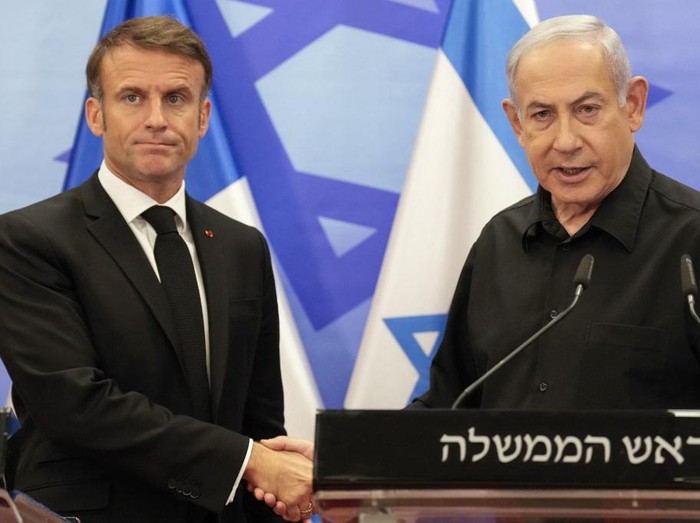 Israeli Prime Minister Benjamin Netanyahu (R) shakes hands with French President Emmanuel Macron (L) after their joint press conference in Jerusalem on October 24, 2023. Macrons visit comes more than two weeks after Hamas militants stormed into Israel from the Gaza Strip and killed at least 1,400 people, according to Israeli officials while Israel continues a relentless bombardment of the Gaza Strip and prepares for a ground offensive with more than 5,000 Palestinians, mainly civilians, killed so far across the Palestinian territory, according to the latest toll from the Hamas health ministry in Gaza. (Photo by Christophe Ena / POOL / AFP)