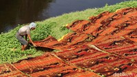 Kain-kain yang dijemur itu memiliki beragam motif.
