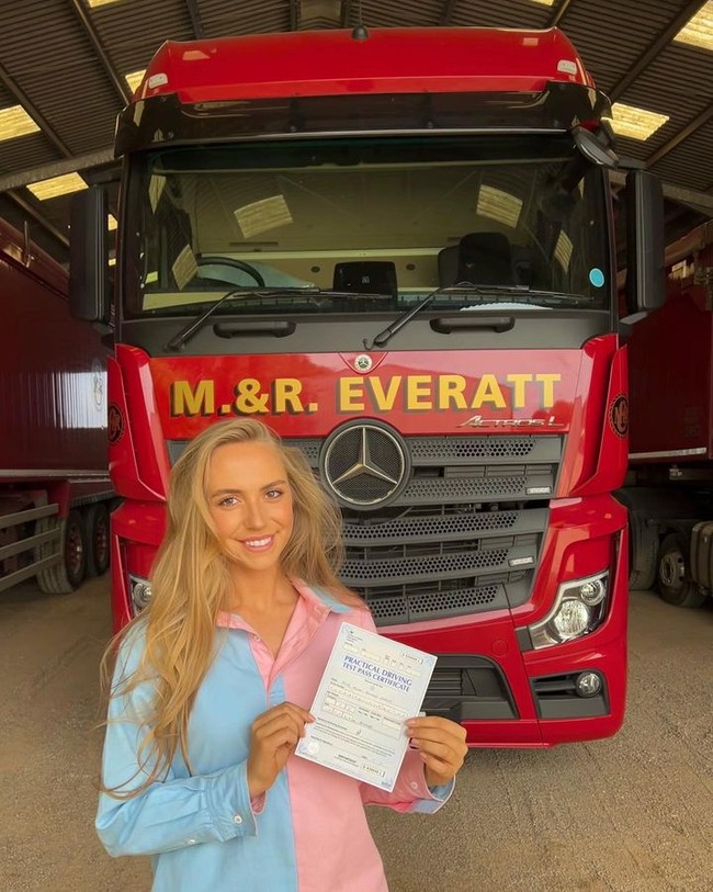 Milly yang dulu bekerja di dunia yang glamour kini beralih menjadi supir truk.Foto: Instagram Milly Everatt