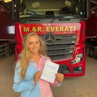 Milly yang dulu bekerja di dunia yang glamour kini beralih menjadi supir truk.Foto: Instagram Milly Everatt