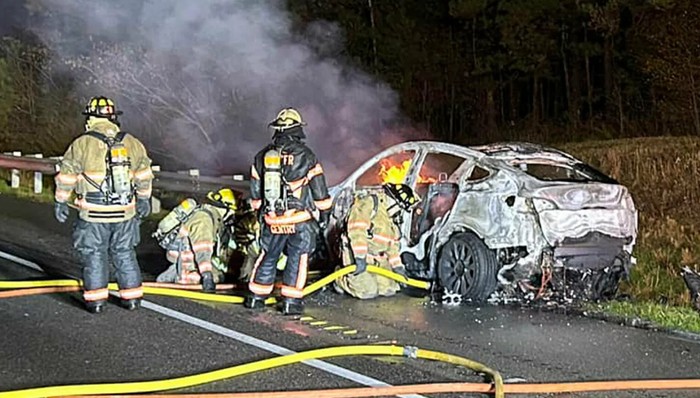 Mobil Tesla terbakar.