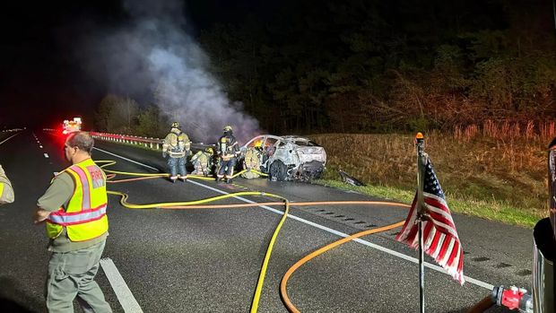 Mobil Tesla terbakar.