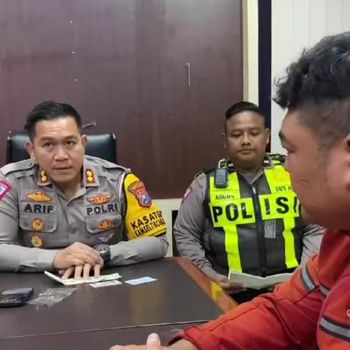 Moge ducati ngebut di Surabaya