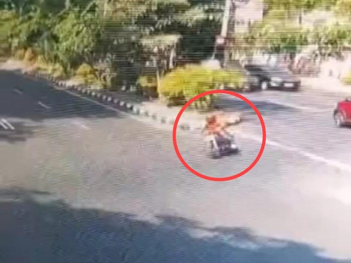 Moge ducati ngebut di Surabaya