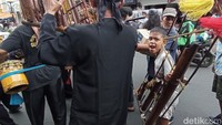 Pemain angklung cilik larut dalam harmonisasi irama musik pengiring seni Kuda Lumping. Regenerasi pelaku seni tradisional menjadi hal penting dalam upaya pelestarian seni yang kian tergerus perkembangan zaman.