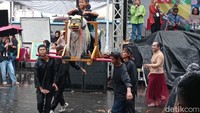 Seni Sisingaan menyuguhkan keindahan seni gerak sambil memikul patung menyerupai singa. Seni ini umumnya ditampilkan untuk membahagiakan anak yang baru dikhitan.