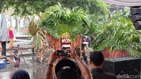 Warga memotret penampilan Bebegig yang merupakan kesenian ikonik dari Kabupaten Ciamis. Di balik kostum menyeramkan itu ada pemain yang harus mengerahkan tenaga ekstra untuk memikul topeng sambil terus menari dan bergerak.
