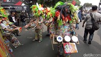 Badawang Tasik, salah satu seni yang menggambarkan keserakahan manusia sebagai penghasil sampah. Bahan yang digunakan dalam seni yang satu ini berasal dari sampah plastik. 