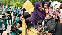 Para mahasiswa itu awalnya berunjuk rasa di kantor DPR Aceh. Kemudian mereka mendatangi para pengungsi Rohingya yang berada di Balai Meuseuraya Aceh (BMA). Sesampainya di BMA, mereka mengarahkan para pengungsi yang lebih kurang mencapai 137 orang di sana untuk segera menaiki mobil yang telah disiapkan mahasiswa.  