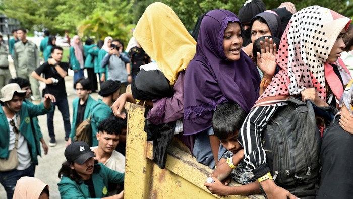 Indonesian protesters burn a tire during a protest for the deportation of the Rohingya refugees in Banda Aceh, Aceh province, Indonesia December 27, 2023. REUTERS/Riska Munawarah