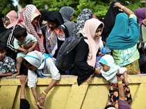 Momen Mahasiswa Pindahkan Paksa Pengungsi Rohingya