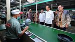 Momen Zulhas Temani Jokowi Kunker ke Pabrik Maspion di Jawa Timur
