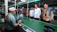 Zulhas mendampingi Presiden RI, Joko Widodo mengunjungi dan menyapa karyawan Pabrik PT Maspion Unit I, Sidoarjo, Jawa Timur, Rabu (27/12).
