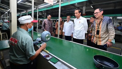 Momen Zulhas Temani Jokowi Kunker ke Pabrik Maspion di Jawa Timur