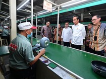 Momen Zulhas Temani Jokowi Kunker ke Pabrik Maspion di Jawa Timur