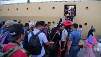 Mereka memilik naik kapal laut karena biayanya dinilai relatif terjangkau.