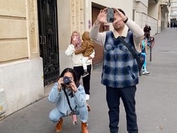 Viral Momen Nagita Slavina Totalitas Fotoin Karyawan, Bak Fotografer Handal