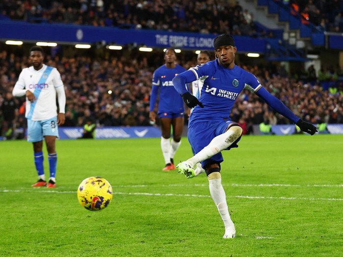 Soccer Football - Premier League - Chelsea v Crystal Palace - Stamford Bridge, London, Britain - December 27, 2023  Chelsea's Noni Madueke scores their second goal from the penalty spot Action Images via Reuters/Matthew Childs NO USE WITH UNAUTHORIZED AUDIO, VIDEO, DATA, FIXTURE LISTS, CLUB/LEAGUE LOGOS OR 'LIVE' SERVICES. ONLINE IN-MATCH USE LIMITED TO 45 IMAGES, NO VIDEO EMULATION. NO USE IN BETTING, GAMES OR SINGLE CLUB/LEAGUE/PLAYER PUBLICATIONS.