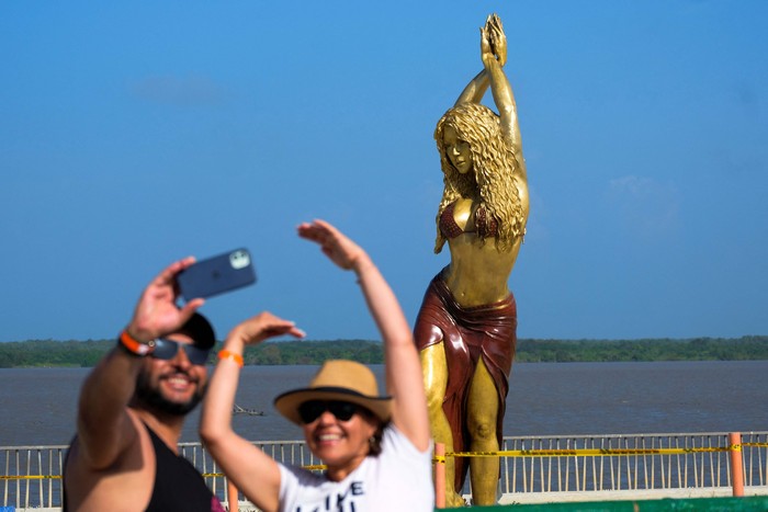 People pose for photos next to the statue of Colombian singer Shakira at the Gran Malecon in Barranquilla, in Barranquilla, Colombia, December 27, 2023. REUTERS/Carlos Parra Rios NO RESALES. NO ARCHIVES.