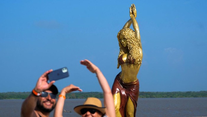People pose for photos next to the statue of Colombian singer Shakira at the Gran Malecon in Barranquilla, in Barranquilla, Colombia, December 27, 2023. REUTERS/Carlos Parra Rios NO RESALES. NO ARCHIVES.