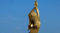 Patung dari perunggu dan aluminium itu menggambarkan Shakira dengan atasan bikini, bagian tengah telanjang, dan rok panjang tergerai, tangannya menutupi kepala dan satu pinggul menonjol keluar dalam salah satu gerakan tarian khasnya.  