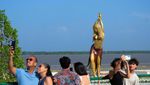 Patung Shakira Berdiri Menjulang di Kampung Halamannya