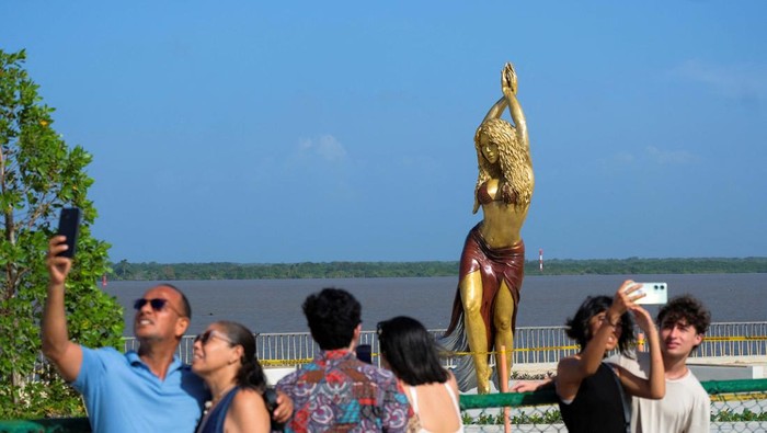 People pose for photos next to the statue of Colombian singer Shakira at the Gran Malecon in Barranquilla, in Barranquilla, Colombia, December 27, 2023. REUTERS/Carlos Parra Rios NO RESALES. NO ARCHIVES.