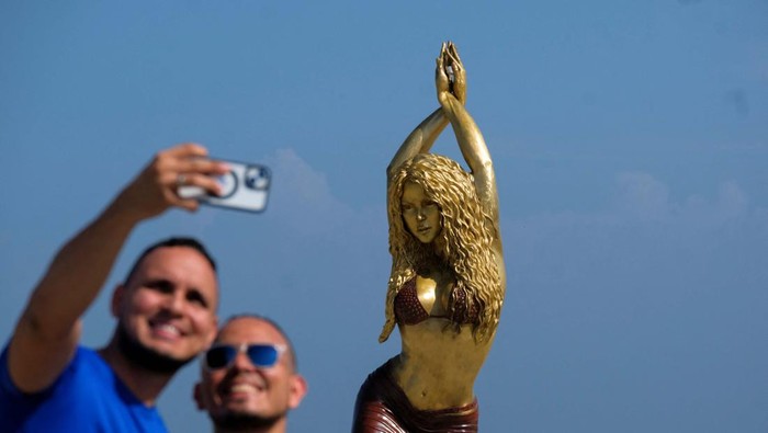 People pose for photos next to the statue of Colombian singer Shakira at the Gran Malecon in Barranquilla, in Barranquilla, Colombia, December 27, 2023. REUTERS/Carlos Parra Rios NO RESALES. NO ARCHIVES.