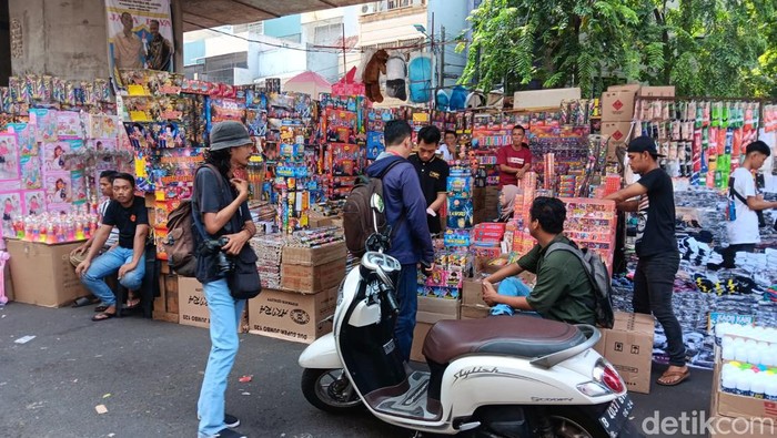Pedagang Kembang Api dan Terompet