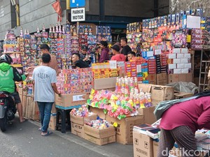 Jelang Tahun Baru, Pedagang Kembang Api-Trompet Mulai Padati Pasar Asemka