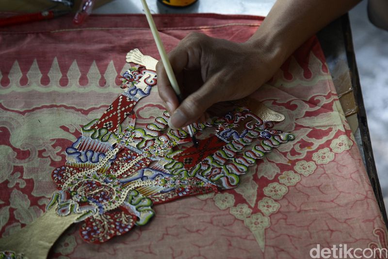 Pembuat wayang Bale Agung di Solo
