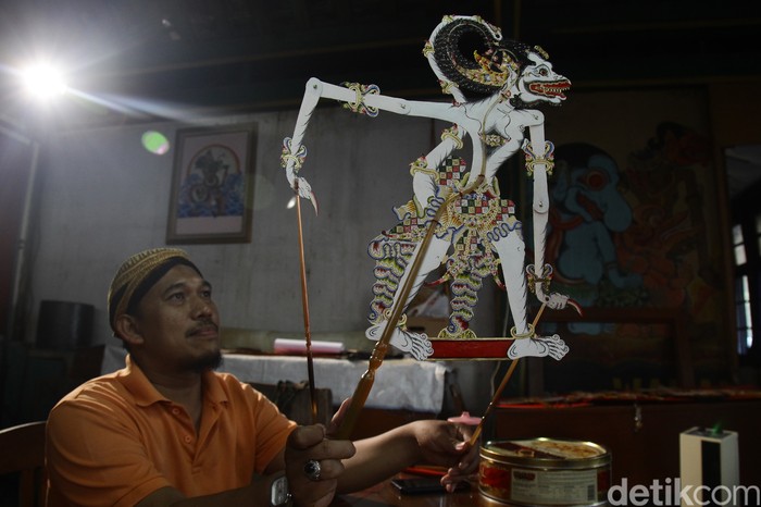 Pembuat wayang Bale Agung di Solo