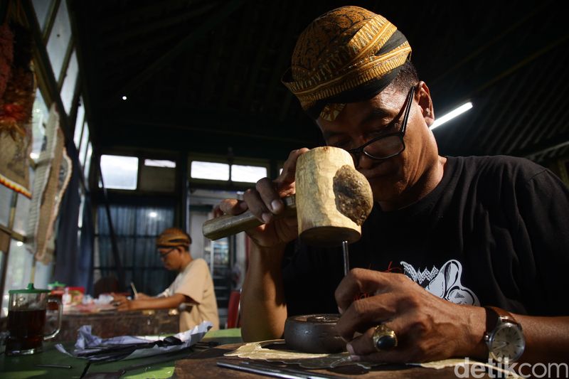 Pembuat wayang Bale Agung di Solo