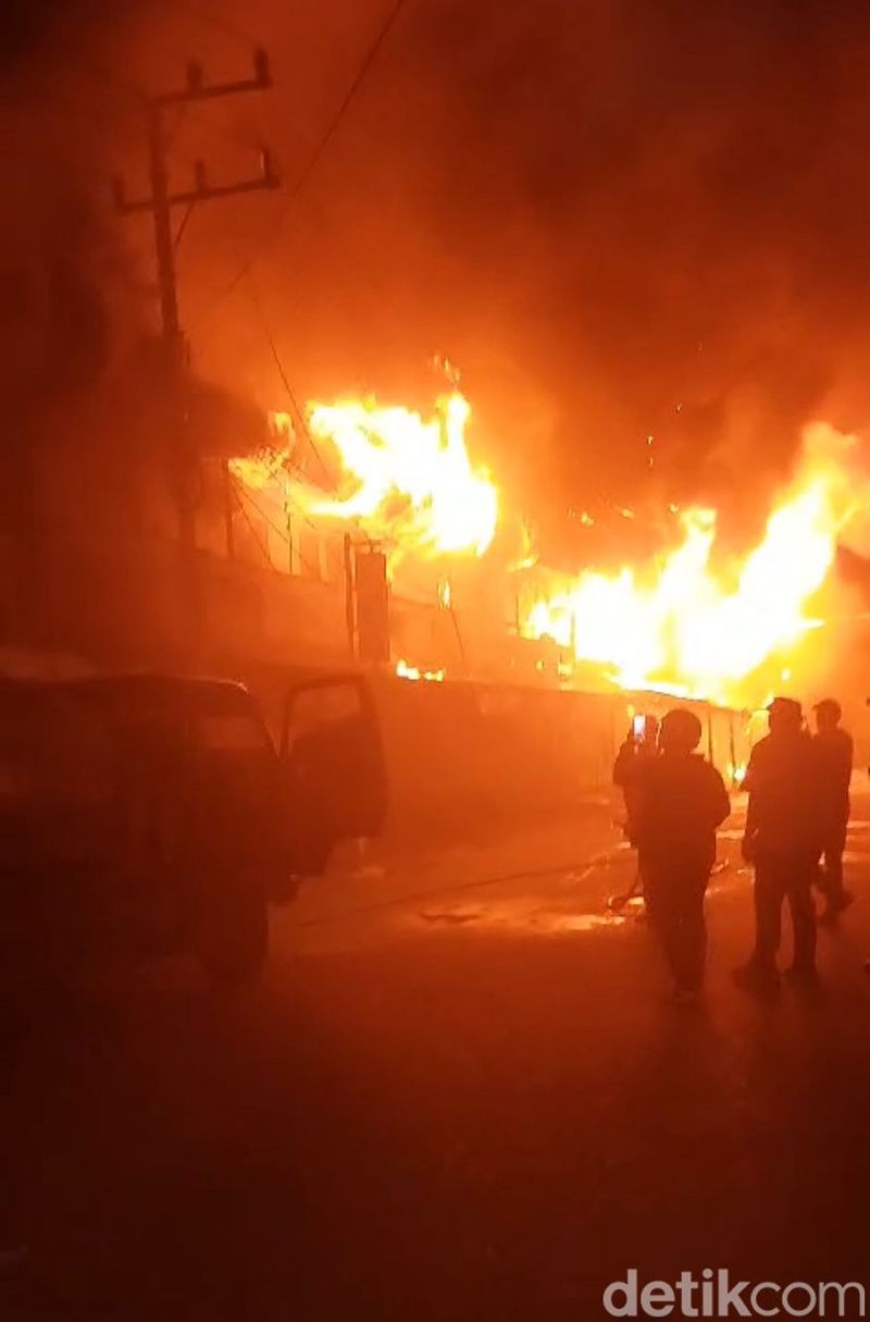 Penamapakan ruko dibakar rombongan pengantar jenazah Lukas Enembe. Raymond/detikcom