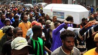 Jenazah Lukas Enembe diarak warga dengan cara berjalan kaki.  