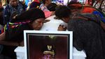 Penampakan Arak-arakan Warga Pengantar Jenazah Lukas Enembe