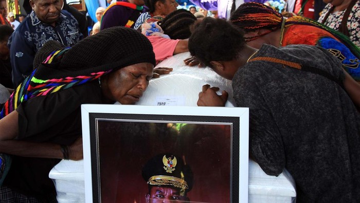 Penampakan Arak-arakan Warga Pengantar Jenazah Lukas Enembe Arak-arakan warga saat membawa peti jenazah mantan Gubernur Papua Lukas Enembe ke tempat persemayaman di Koya Tenga, Kota Jayapura, Papua, Kamis (28/12/2023). Peristiwa tersebut diwarnai kericuhan yaitu massa membakar mobil dan menyerang aparat. ANTARA FOTO/Gusti Tanati