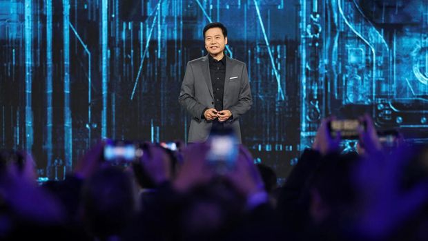 Pendiri dan CEO Xiaomi Lei Jun berbicara di sebuah acara tentang kendaraan listrik (EV) SU7 pertama perusahaan, di Beijing, Cina 28 Desember 2023. (REUTERS/Florence Lo)